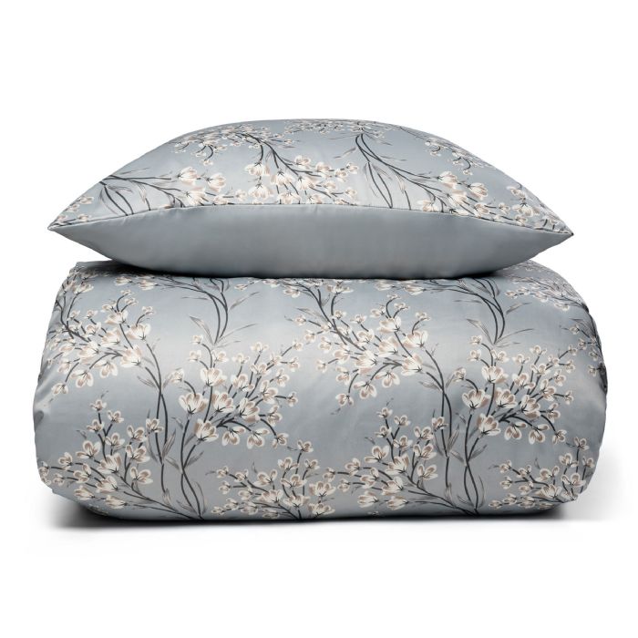Blomstret dobbelt sengetøj 200x200 cm - Lyseblåt sengesæt i vendbart design - Satin sengetøj - IN Style sengelinned