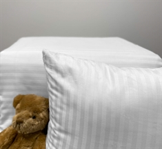 Junior sengetøj i 100% bomuldssatin - 100x140 cm - Hvidt ensfarvet sengesæt - Borg Living sengelinned