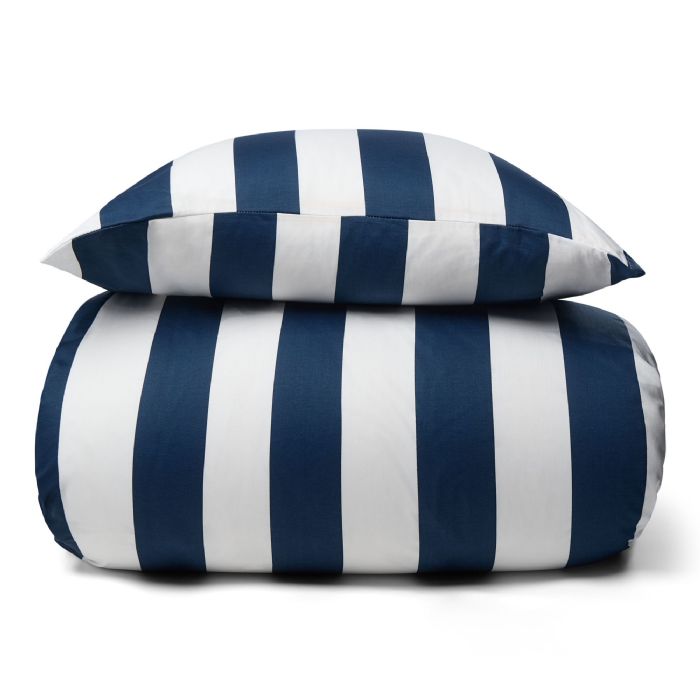Sengetøj i 100% blødt og lækkert bomuldssatin - Flotte blå striber - Nordic Stripe sengesæt fra By Night