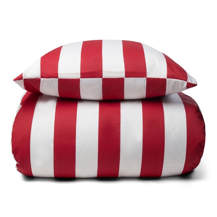 Sengetøj i 100% blødt og lækkert bomuldssatin - Flotte røde striber - Nordic Stripe sengesæt fra By Night