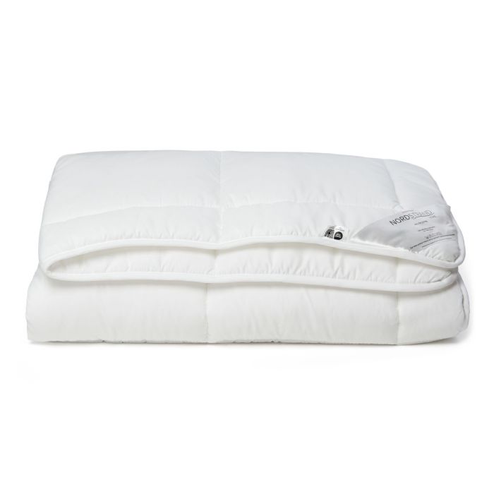 Dobbelt fiberdyne 200x220 cm - Helårsdyne med hulfibre - Let fugttransporterende dyne - Nordstrand Home allergivenlig dyne